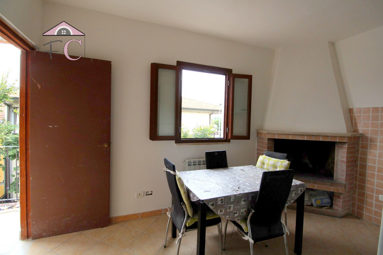 duplex ristrutturato con balconi e posto auto 1.jpg